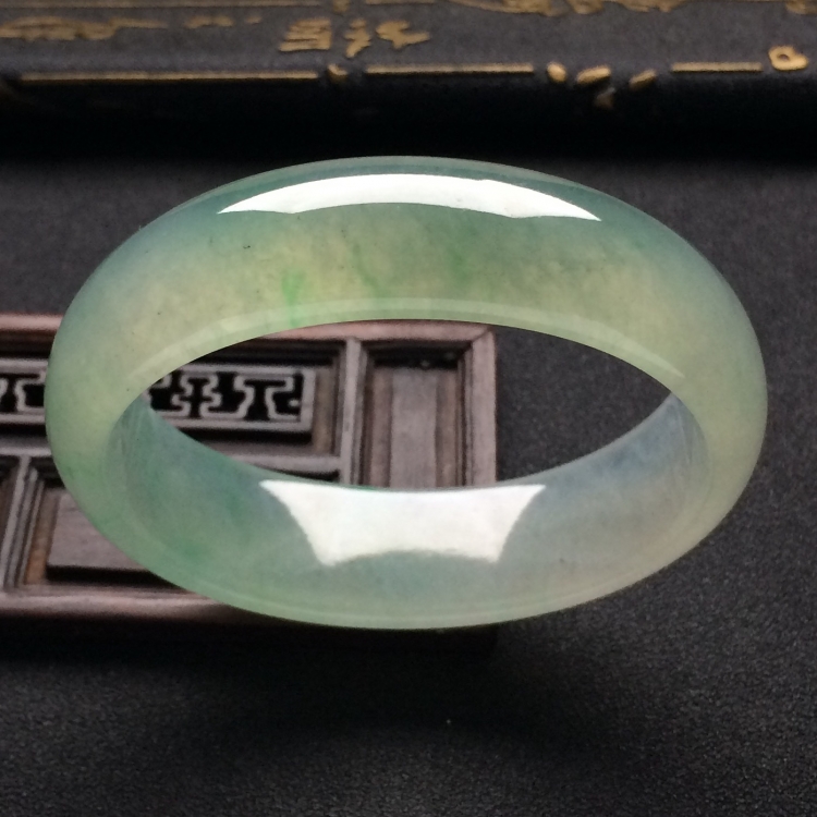 （超值推荐）冰种晴水略飘花贵妃镯（55.6mm-49.3mm）