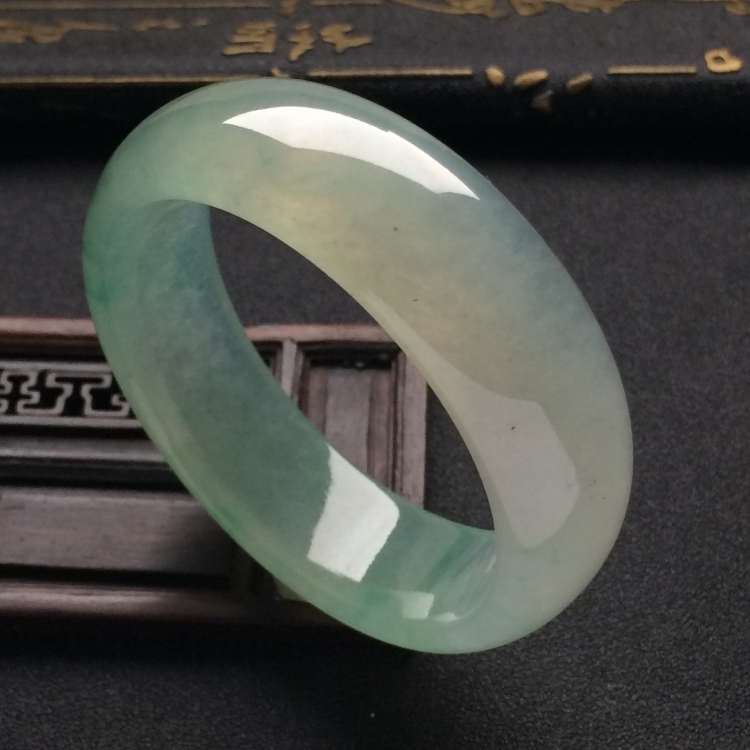 （超值推荐）冰种晴水略飘花贵妃镯（55.6mm-49.3mm）