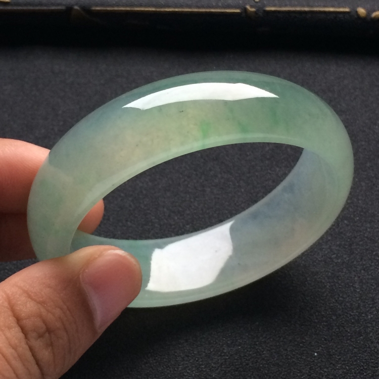 （超值推荐）冰种晴水略飘花贵妃镯（55.6mm-49.3mm）