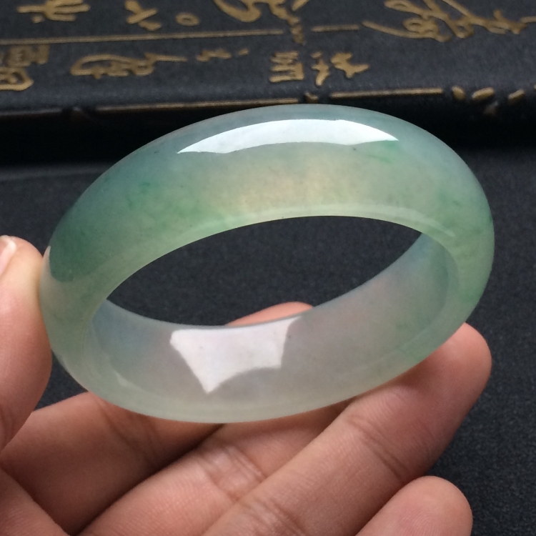 （超值推荐）冰种晴水略飘花贵妃镯（55.6mm-49.3mm）
