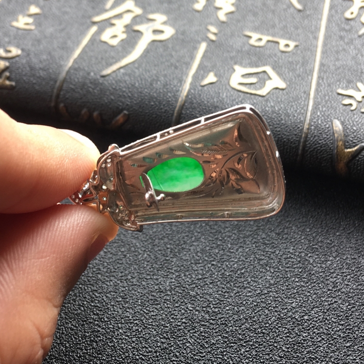 (超值推荐)糯冰种飘阳绿镶白金钻石节节高胸坠