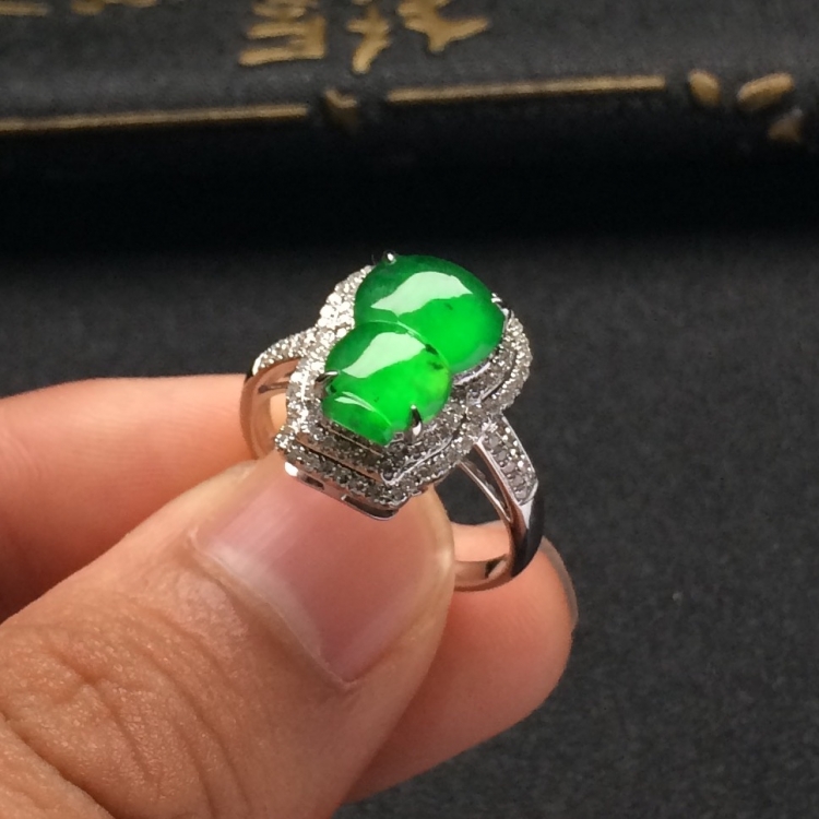 （超值推荐）镶白金钻石冰种翠色葫芦戒指