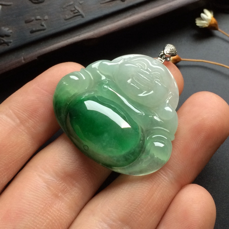 （超值推荐）糯冰种飘绿花玉佛挂件（金扣）