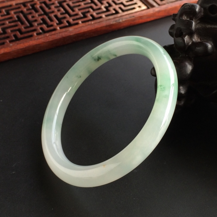 (超值推荐)糯冰种飘花贵妃镯(54.4mm-47.5mm)