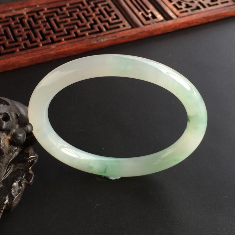 (超值推荐)糯冰种飘花贵妃镯(54.4mm-47.5mm)
