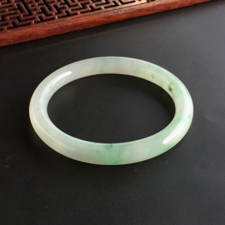 (超值推荐)糯冰种飘花贵妃镯(54.4mm-47.5mm)