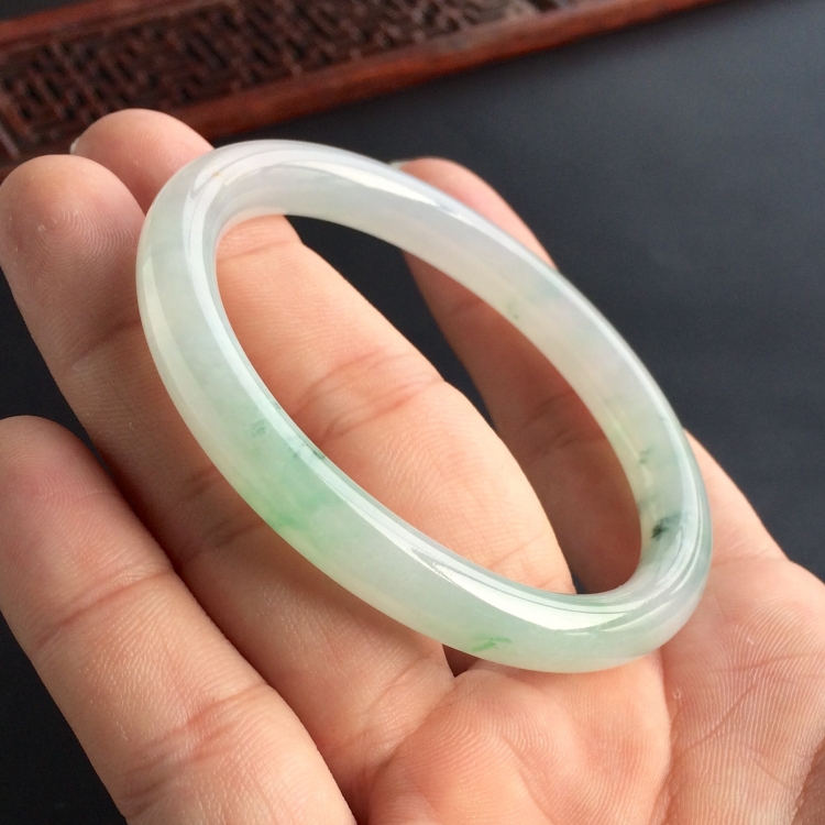 (超值推荐)糯冰种飘花贵妃镯(54.4mm-47.5mm)