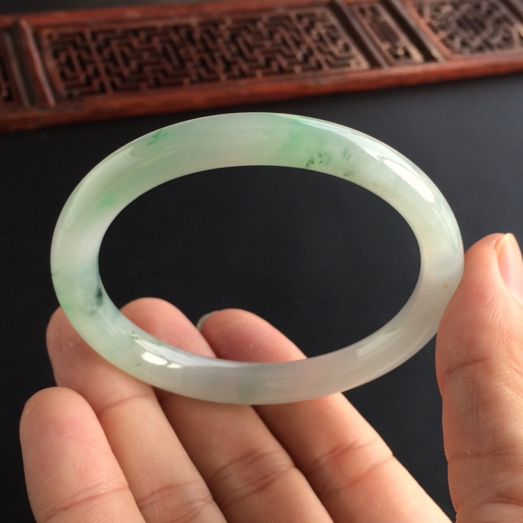 (超值推荐)糯冰种飘花贵妃镯(54.4mm-47.5mm)