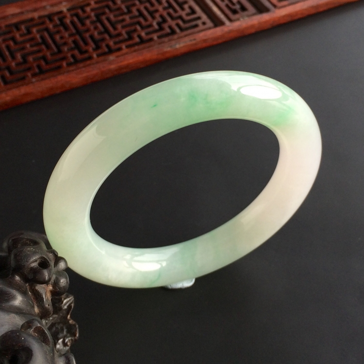 (超值推荐)糯冰种飘绿花圆条手镯(56.6mm)