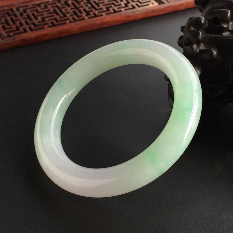(超值推荐)糯冰种飘绿花圆条手镯(56.6mm)