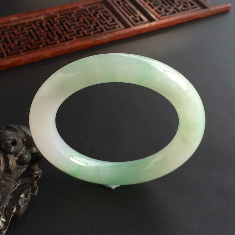 (超值推荐)糯冰种飘绿花圆条手镯(56.6mm)