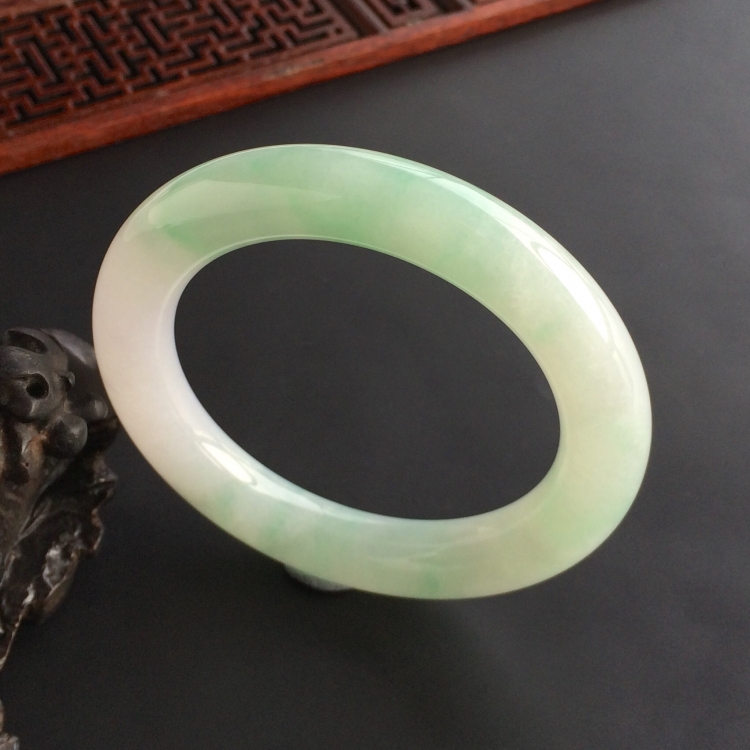 (超值推荐)糯冰种飘绿花圆条手镯(56.6mm)