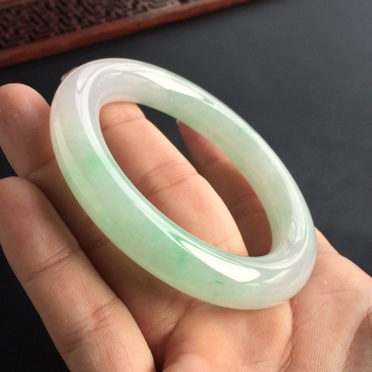 (超值推荐)糯冰种飘绿花圆条手镯(56.6mm)