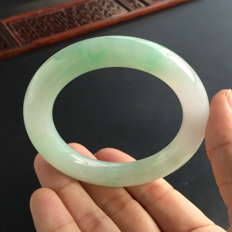 (超值推荐)糯冰种飘绿花圆条手镯(56.6mm)