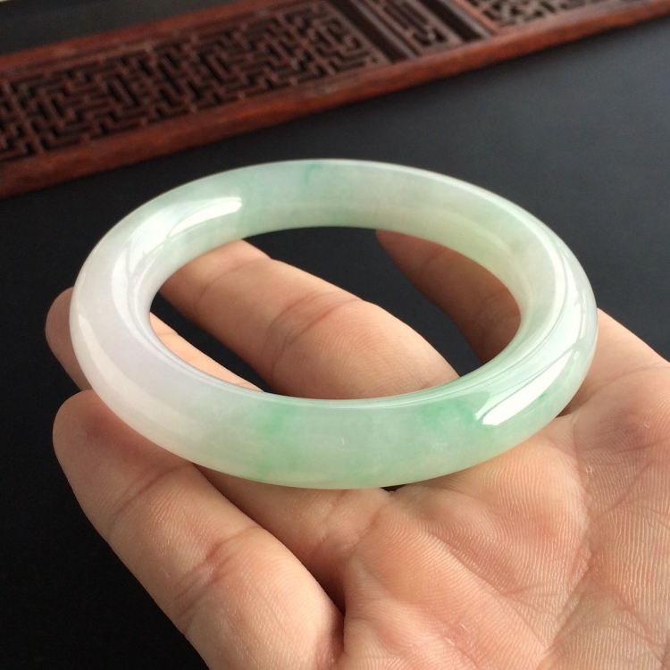 (超值推荐)糯冰种飘绿花圆条手镯(56.6mm)