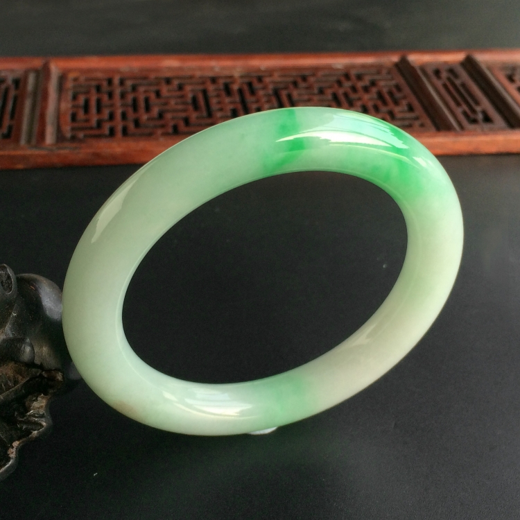 (超值推荐)糯冰种飘翠圆条手镯(51.7mm)
