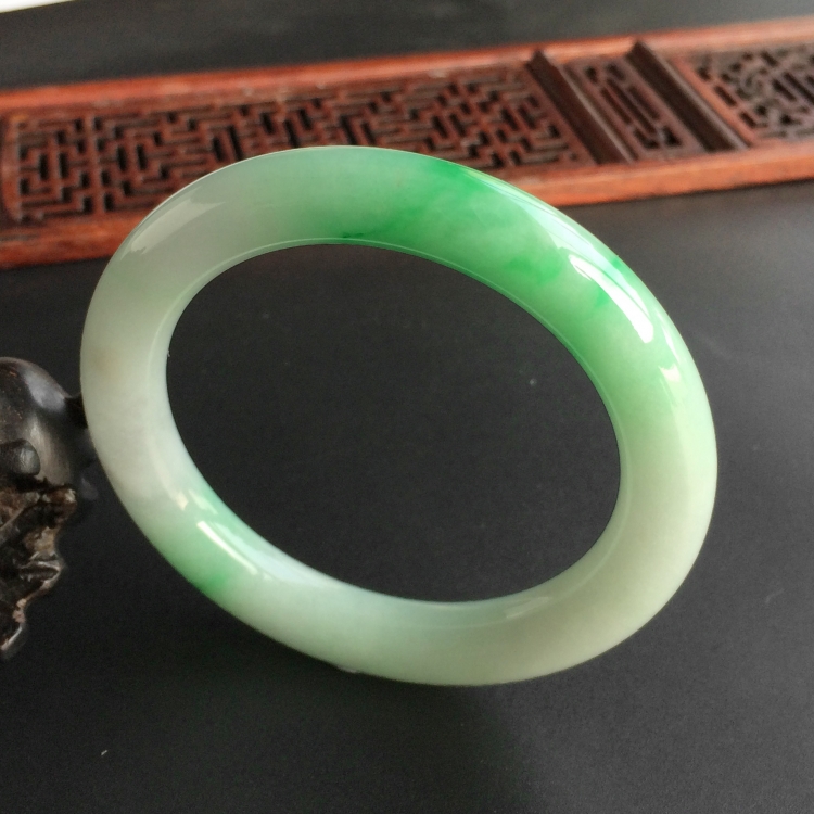 (超值推荐)糯冰种飘翠圆条手镯(51.7mm)