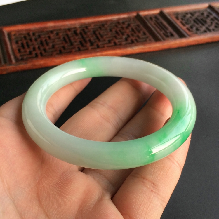 (超值推荐)糯冰种飘翠圆条手镯(51.7mm)