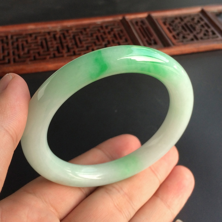 (超值推荐)糯冰种飘翠圆条手镯(51.7mm)