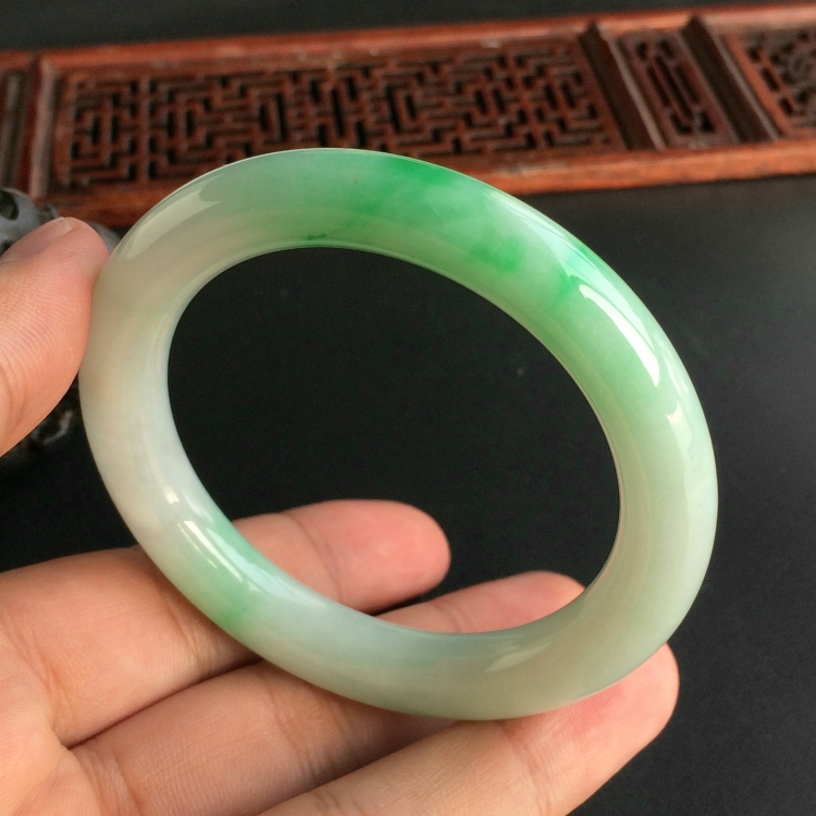 (超值推荐)糯冰种飘翠圆条手镯(51.7mm)