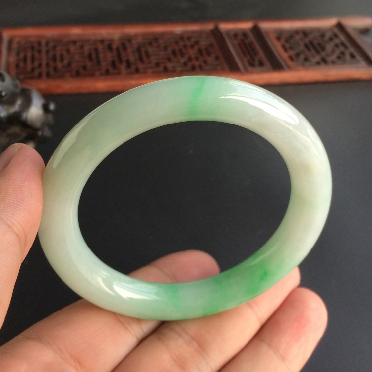 (超值推荐)糯冰种飘翠圆条手镯(51.7mm)