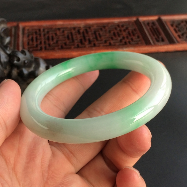 (超值推荐)糯冰种飘翠圆条手镯(51.7mm)