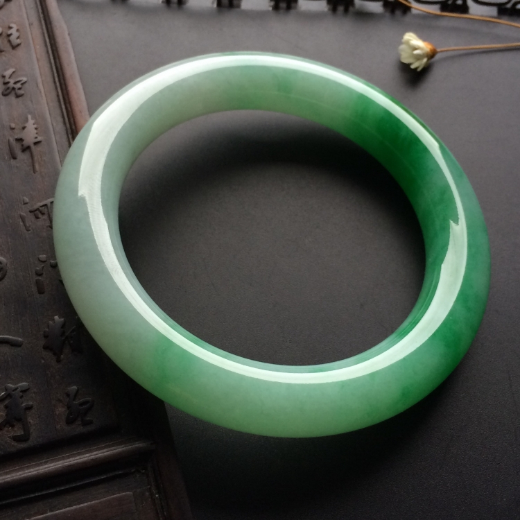 （超值推荐）糯冰种飘翠圆条手镯（55.3mm）