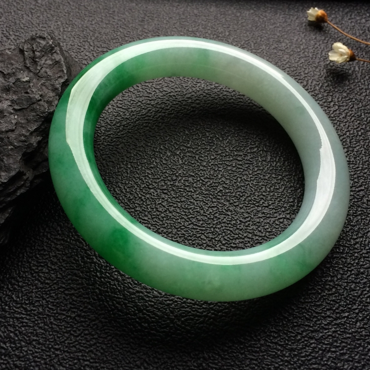 （超值推荐）糯冰种飘翠圆条手镯（55.3mm）