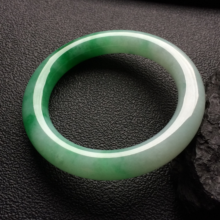 （超值推荐）糯冰种飘翠圆条手镯（55.3mm）