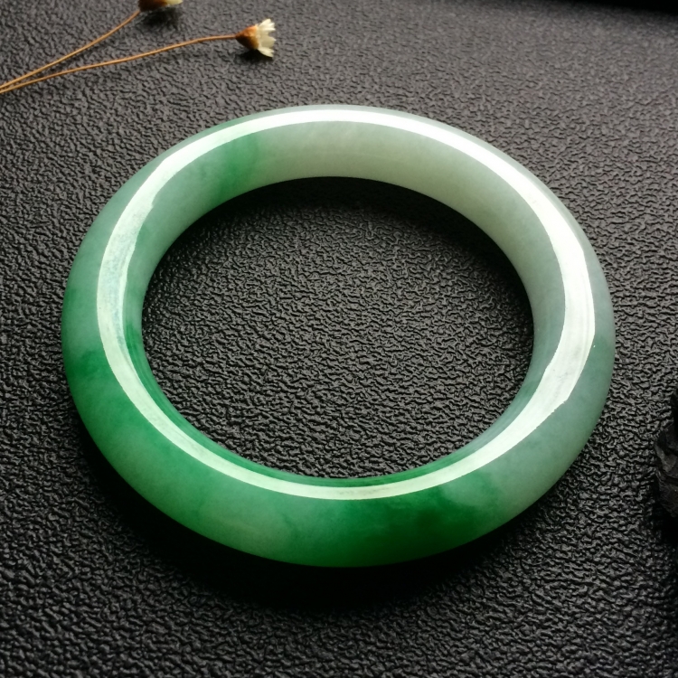 （超值推荐）糯冰种飘翠圆条手镯（55.3mm）