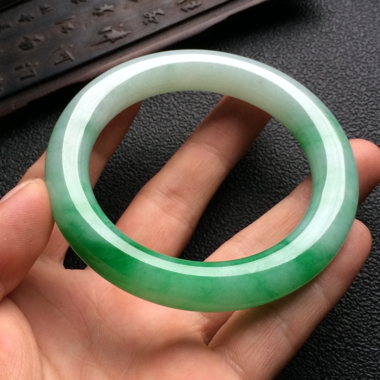 （超值推荐）糯冰种飘翠圆条手镯（55.3mm）