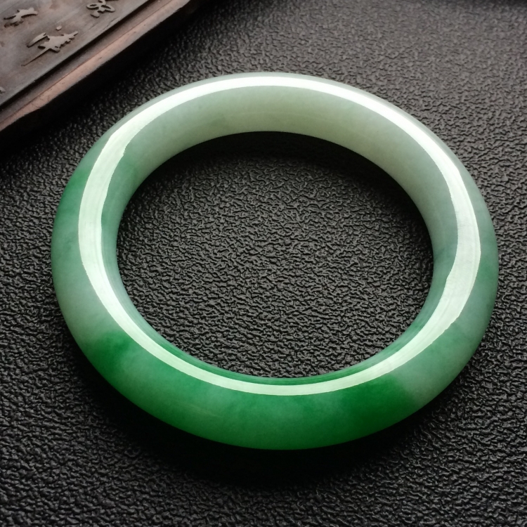 （超值推荐）糯冰种飘翠圆条手镯（55.5mm）