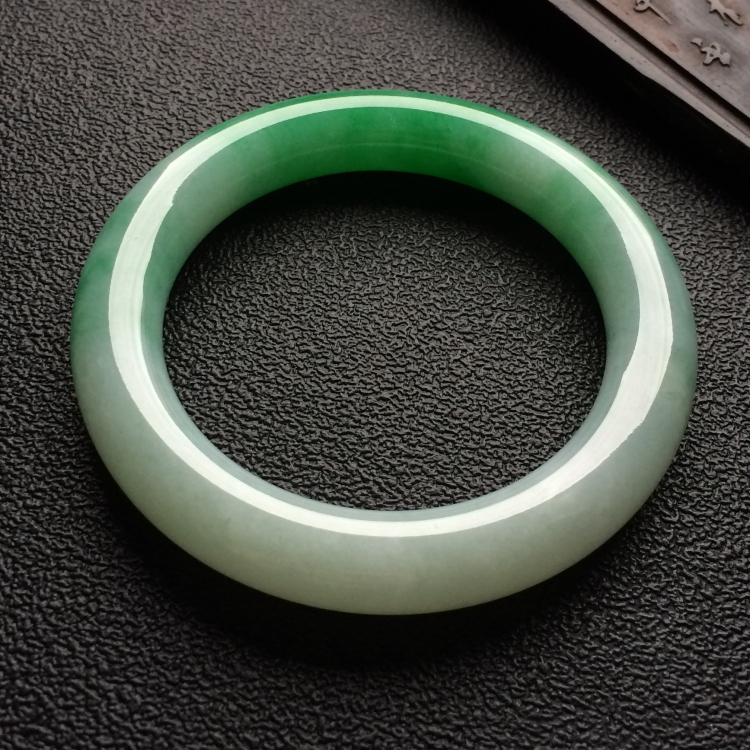 （超值推荐）糯冰种飘翠圆条手镯（55.5mm）