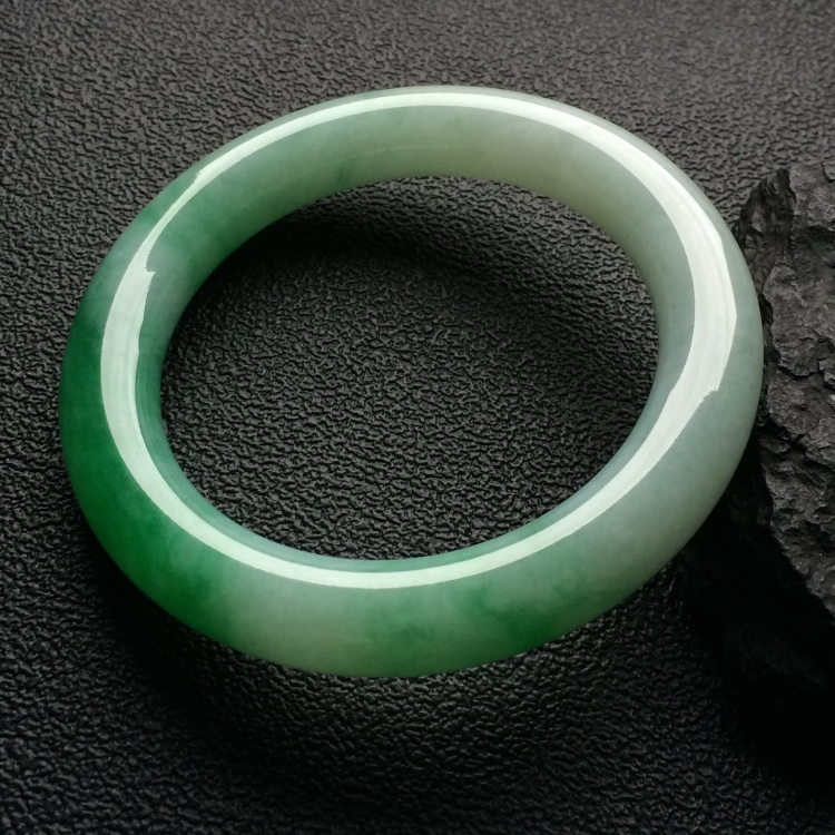 （超值推荐）糯冰种飘翠圆条手镯（55.5mm）