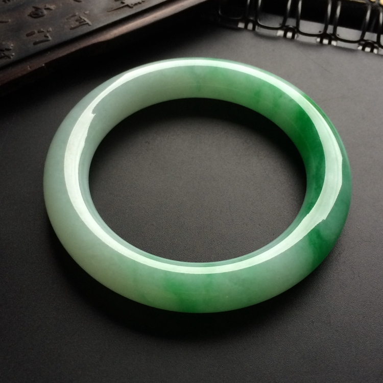 （超值推荐）糯冰种飘翠圆条手镯（55.5mm）