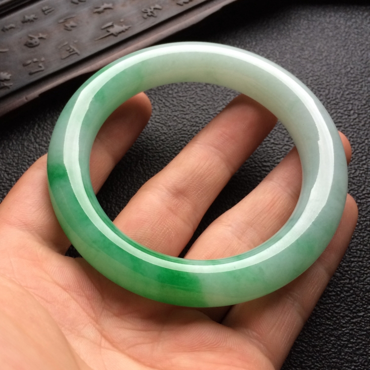 （超值推荐）糯冰种飘翠圆条手镯（55.5mm）
