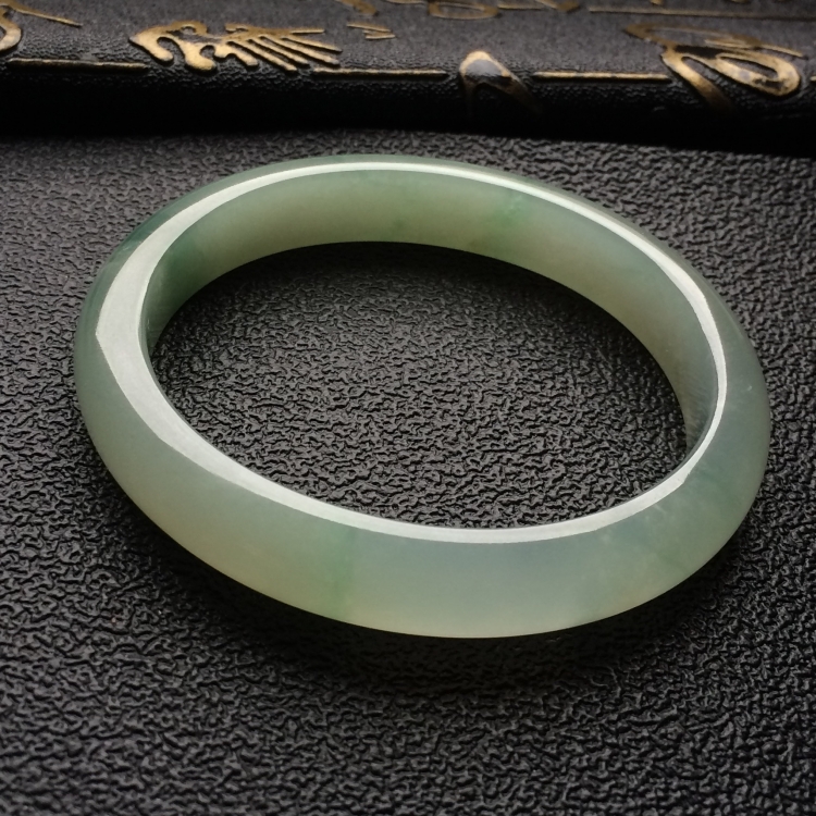 （超值推荐）糯冰种晴水略飘花贵妃镯（54.1mm-48mm）