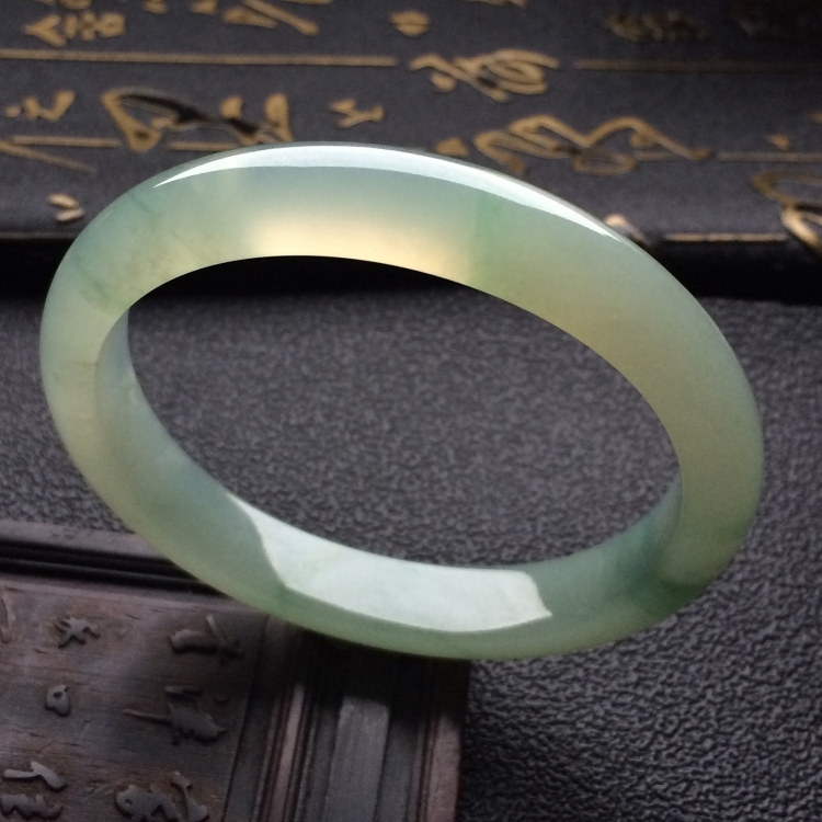 （超值推荐）糯冰种晴水略飘花贵妃镯（54.1mm-48mm）