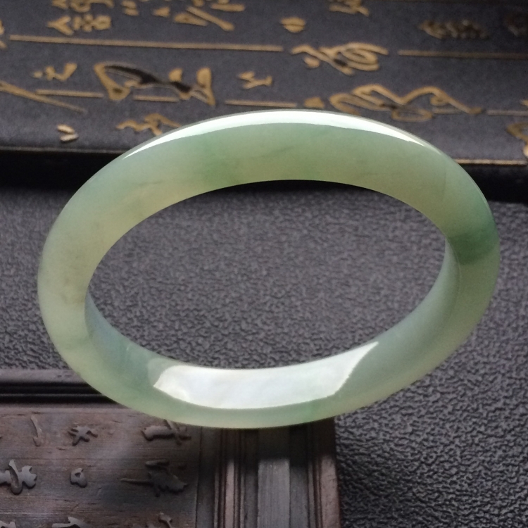 （超值推荐）糯冰种晴水略飘花贵妃镯（54.1mm-48mm）