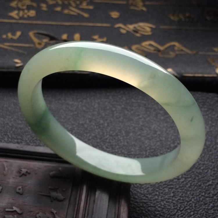 （超值推荐）糯冰种晴水略飘花贵妃镯（54.1mm-48mm）