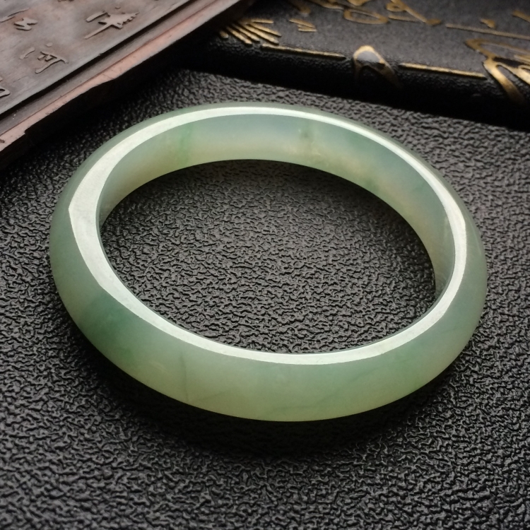 （超值推荐）糯冰种晴水略飘花贵妃镯（54.1mm-48mm）