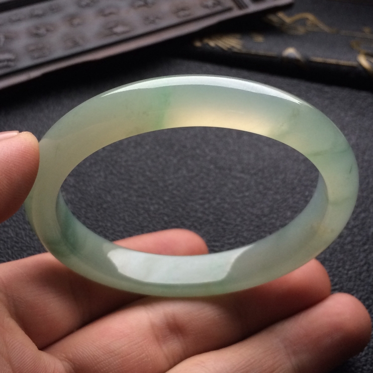 （超值推荐）糯冰种晴水略飘花贵妃镯（54.1mm-48mm）