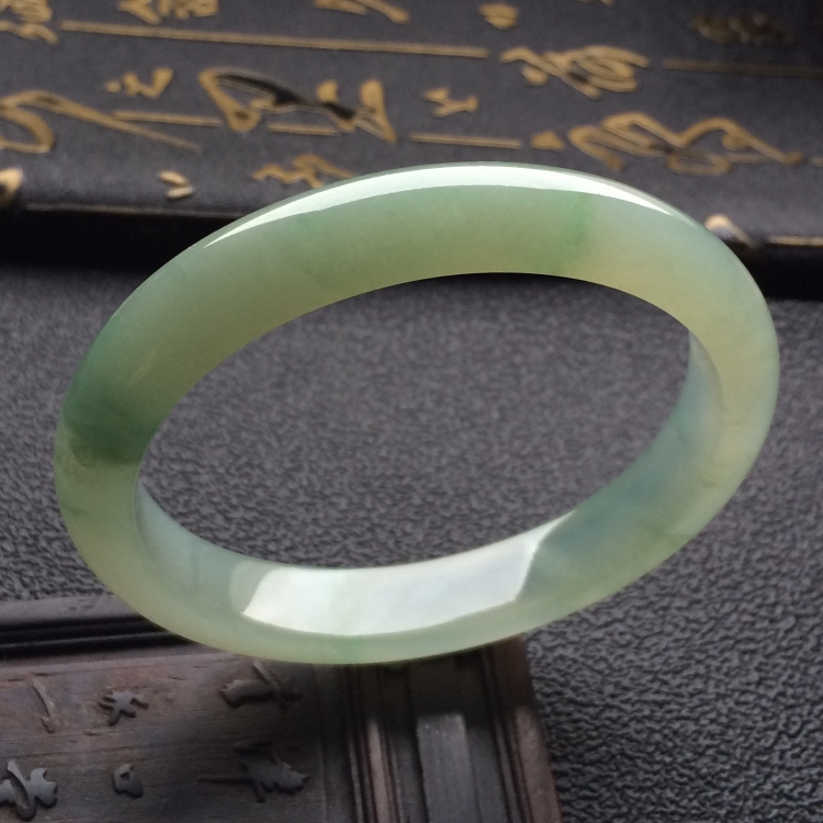 （超值推荐）糯冰种晴水略飘花贵妃镯（54.1mm-48mm）