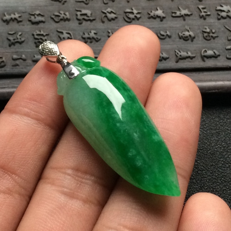 （超值推荐）糯冰种翠色福瓜挂件（金扣）