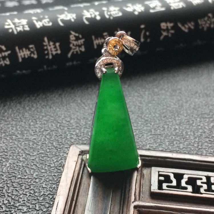 （超值推荐）糯冰种深绿镶白金钻石平安牌胸坠