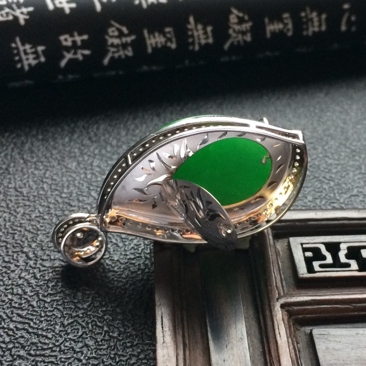（超值推荐）糯冰种翠色镶白金钻石随形胸坠