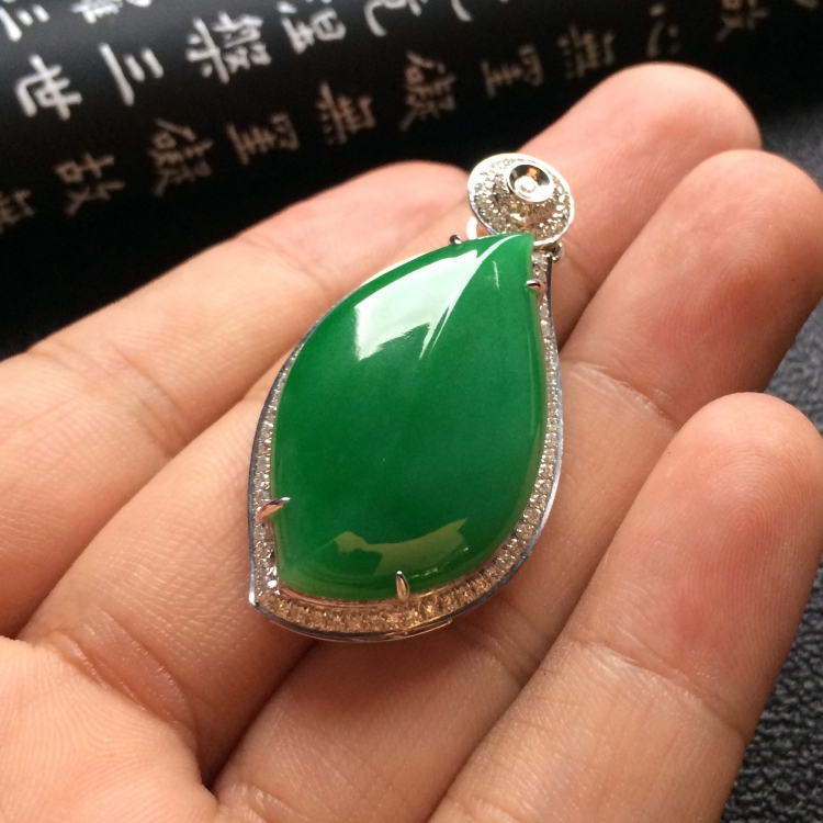 （超值推荐）糯冰种翠色镶白金钻石随形胸坠