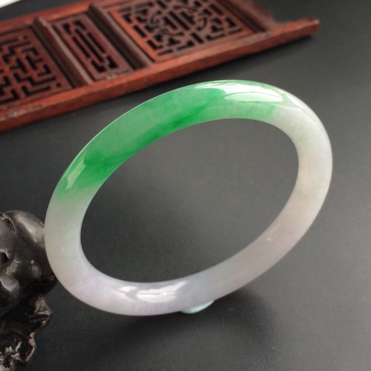 (超值推荐)糯冰种春带彩圆条手镯(53.6mm)