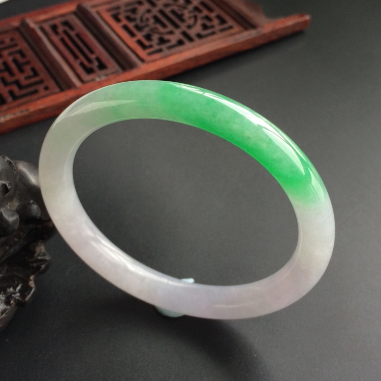 (超值推荐)糯冰种春带彩圆条手镯(53.6mm)