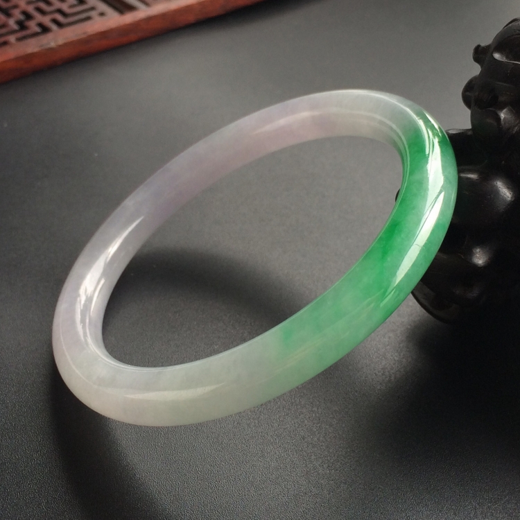 (超值推荐)糯冰种春带彩圆条手镯(53.6mm)